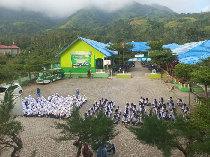 MTsN 6 Kerinci Laksanakan Pengarahan Setiap Pagi dan Penilaian Kebersihan Kelas Oleh Tim Penilai