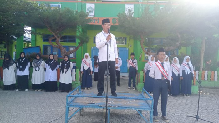 Bapak Em Samsi ajak siswa wujudkan Disiplin dan tertib madrasah