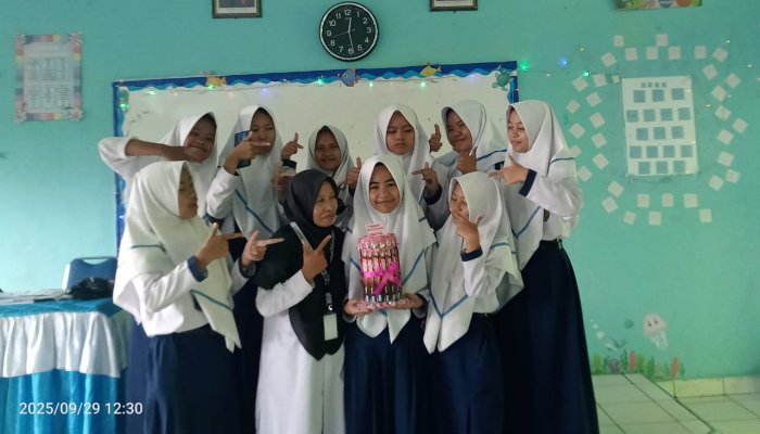 Siswa Kelas 9A Berikan Kejutan di Akhir Pembelajaran Siswa Kelas 9A Berikan Kejutan di Akhir Pembelajaran