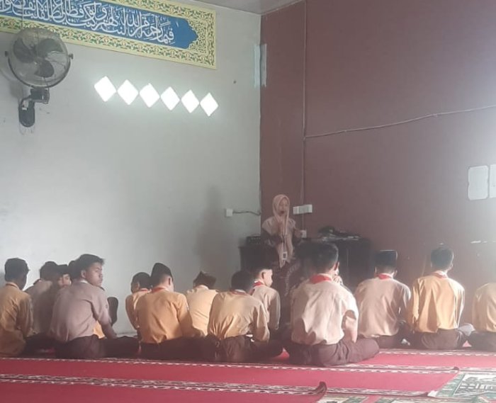 Guru Piket MTsN 6 Kerinci Berikan Pembinaan Karakter Bertema Ikhlas dalam Beribadah