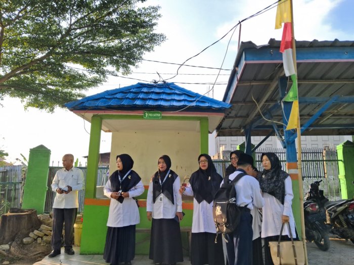 Sapaan Lembut dan Senyum Hangat Warnai Pagi di Gerbang Madrasah