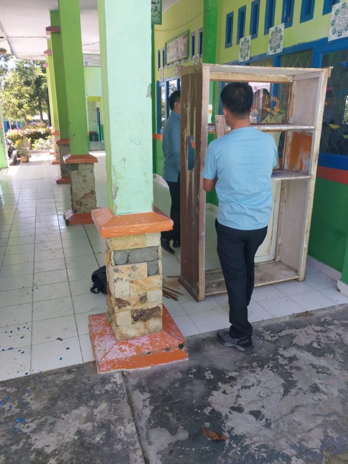 PTK MTs N 6 Kerinci Perbaiki Mebel Rusak untuk Kenyamanan Belajar