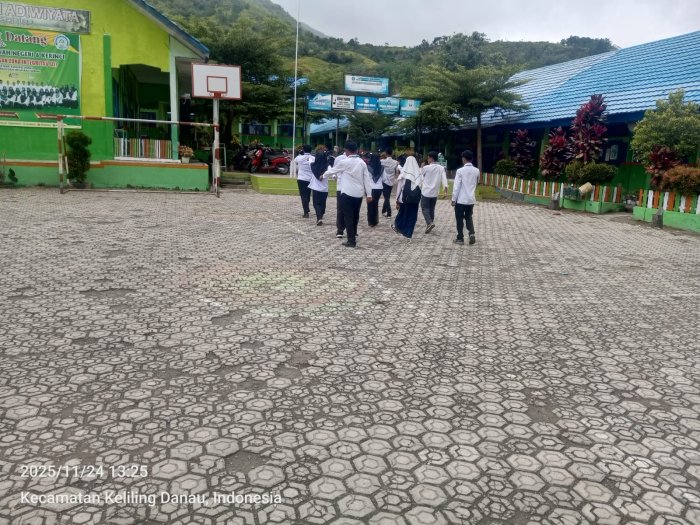 Tim 12 Guru dan Pegawai MTsN 6 Kerinci Siap Bertugas Sebagai Pasukan Pengibar Bendera di Hari Guru Nasional Tim 12 Guru dan Pegawai MTsN 6 Kerinci Siap Bertugas Sebagai Pasukan Pengibar Bendera di Hari Guru Nasional