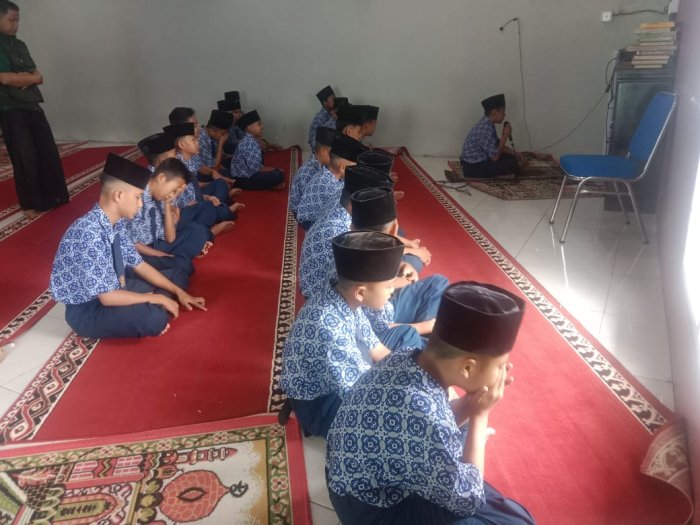 Kebanggaan! Fahri Siswa Kelas VII C Pimpin Sholat Dhuha sebagai Imam