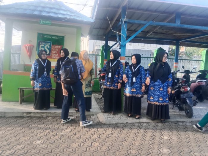 Guru Piket MTsN 6 Kerinci Tunjukkan Dedikasi, Sambut Siswa Sejak Pagi Hari Guru Piket MTsN 6 Kerinci Tunjukkan Dedikasi, Sambut Siswa Sejak Pagi Hari