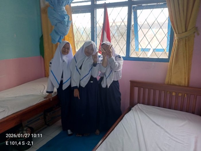 Siswa PMR/UKM Tunjukkan Kepedulian dengan Membersihkan Ruangan UKM