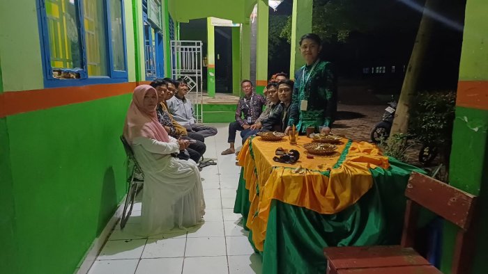 Pembina Drumband MTsN 6 Kerinci Tak Kenal Lelah Dampingi Siswa Hingga Tengah Malam