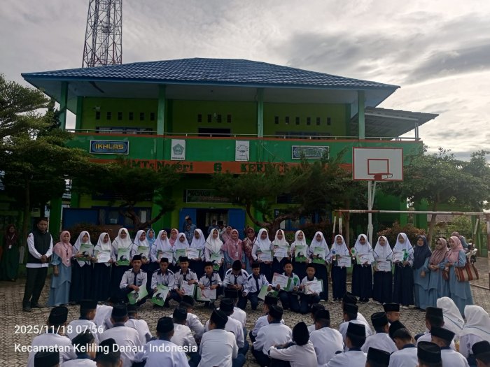 Penyerahan Hadiah Hari Pahlawan Berlangsung Menegangkan, Siswa Menanti dengan Penuh Harap