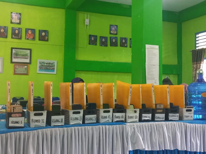 Kesibukan Panitia ASAS Menyiapkan Barcode Soal dan Absensi