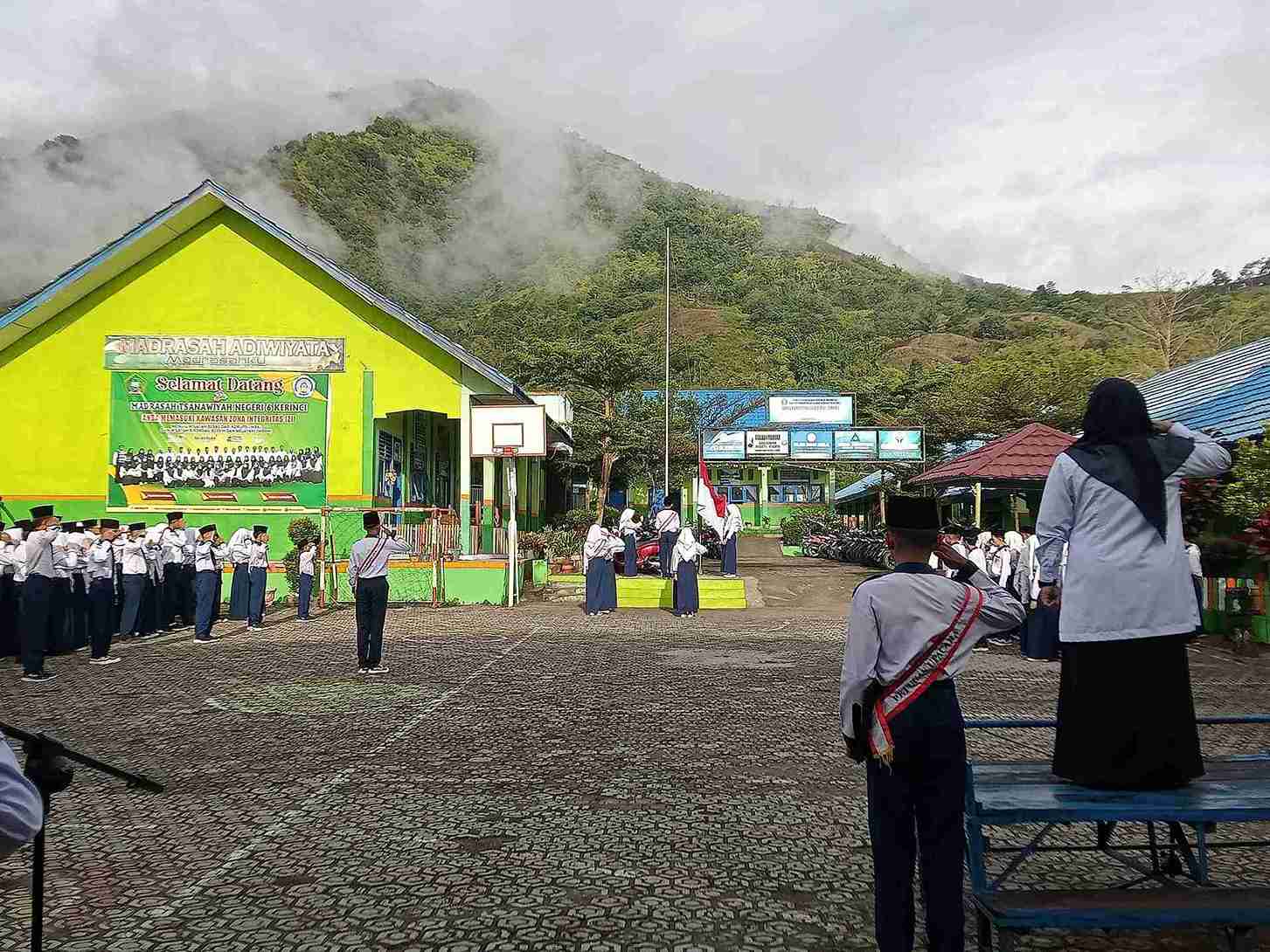 Upacara Bendera Perdana Tapel 2025-2026 Berlangsung Khidmat di MTsN 6 Kerinci Upacara Bendera Perdana Tapel 2025-2026 Berlangsung Khidmat di MTsN 6 Kerinci