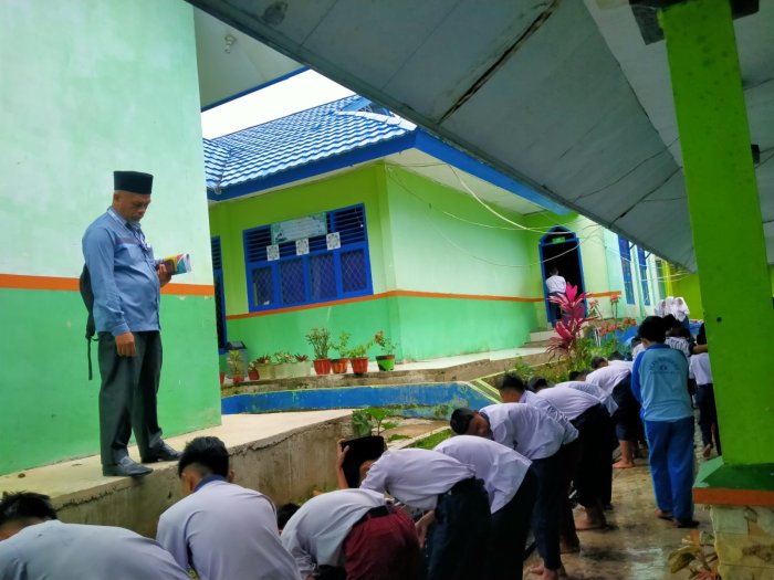 H. Riyanto, M. Pd.I Pantau Siswa dalam Berwudhu H. Riyanto, M. Pd.I Pantau Siswa dalam Berwudhu