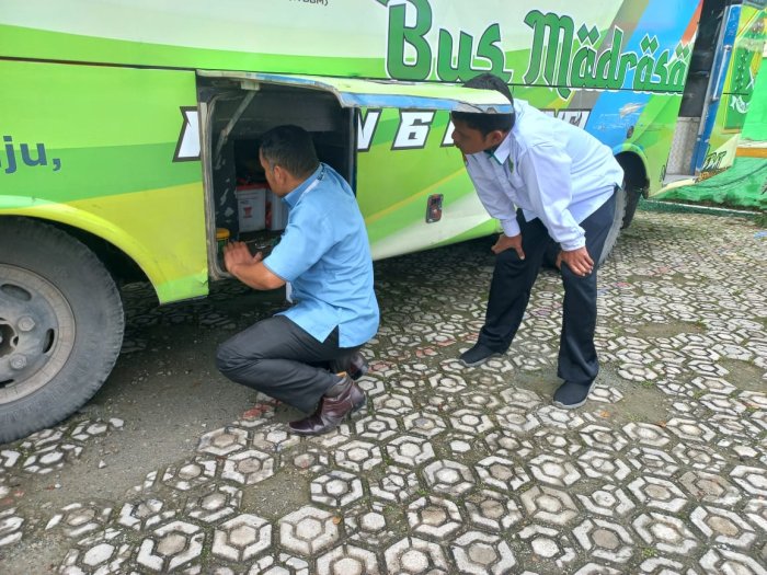 Pengurus Mobil Madrasah Lakukan Pengecekan Rutin Demi Kenyamanan dan Keselamatan Siswa