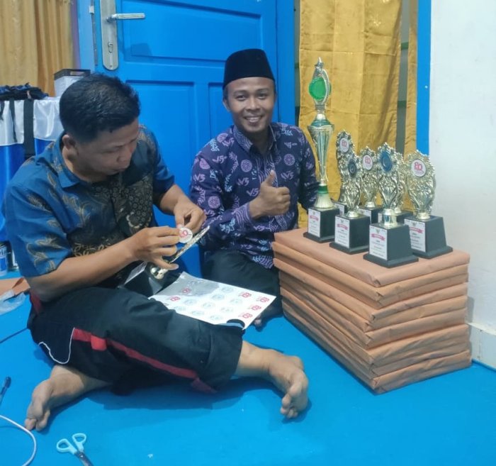 Panitia HUT RI ke-80 MTsN 6 Kerinci Lembur Siapkan Piala dan Hadiah Perlombaan untuk Dibagikan Besok Panitia HUT RI ke-80 MTsN 6 Kerinci Lembur Siapkan Piala dan Hadiah Perlombaan untuk Dibagikan Besok