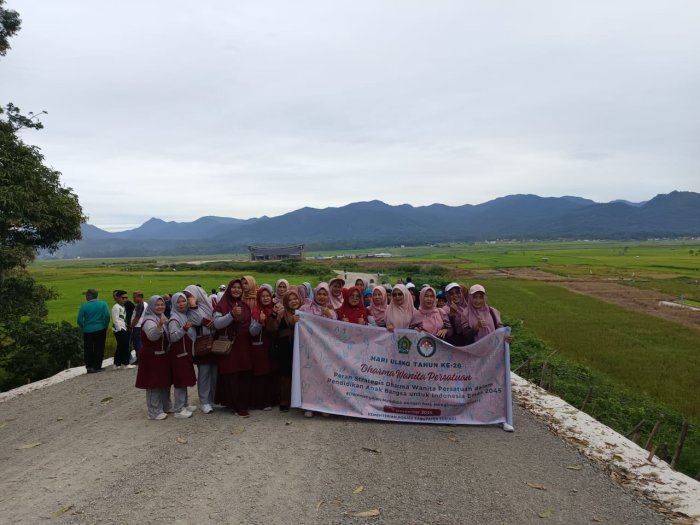 Semangat Sehat dan Kebersamaan! Kepala dan PTK MTsN 6 Kerinci Ikuti Jalan Santai DWP Kemenag Kerinci