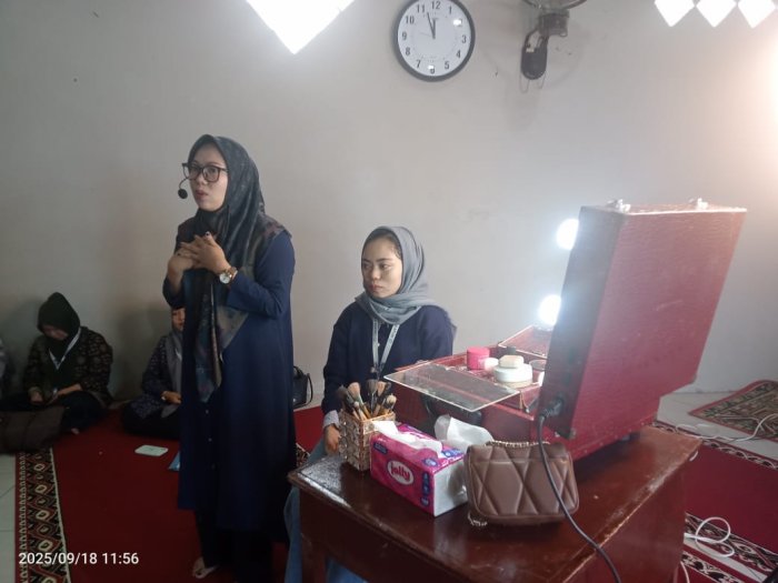 Ibu Fitci Utami Demonstrasikan Tutorial Tata Rias Kecantikan pada Acara Dharma Wanita MTsN 6 Kerinci Ibu Fitci Utami Demonstrasikan Tutorial Tata Rias Kecantikan pada Acara Dharma Wanita MTsN 6 Kerinci