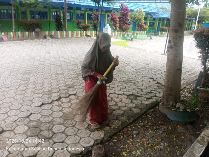 Kebersihan Madrasah Tetap Dilaksanakan Meski Hujan Mengguyur Kebersihan Madrasah Tetap Dilaksanakan Meski Hujan Mengguyur
