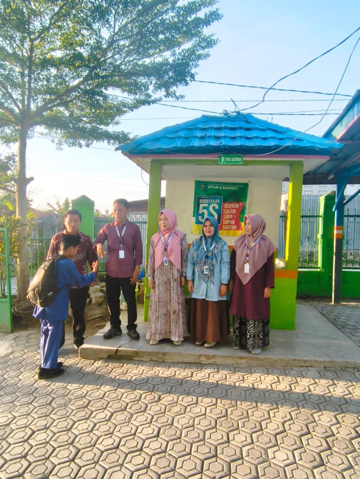 Senyum Sapa Salam pada siswa di pagi hari Senyum Sapa Salam pada siswa di pagi hari