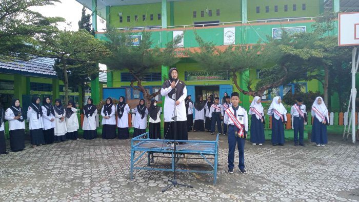 Hevvi Rosna, S.Pd Ajak Siswa Teladani Akhlak Rasulullah