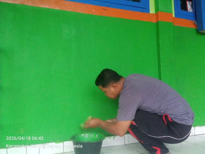 Peremajaan Warna Dinding, MTsN 6 Kerinci Kembali Percantik Lingkungan Madrasah Peremajaan Warna Dinding, MTsN 6 Kerinci Kembali Percantik Lingkungan Madrasah