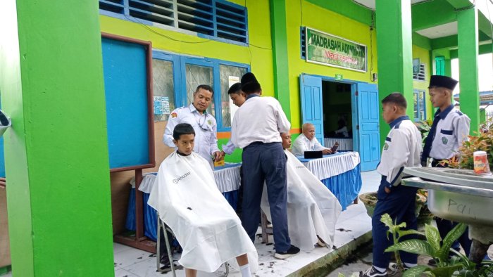 Cukur Gratis, Wujud Kepedulian Guru terhadap Siswa Cukur Gratis, Wujud Kepedulian Guru terhadap Siswa