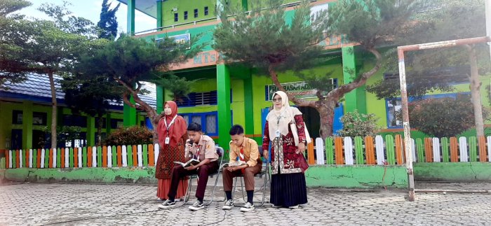 Fatur Rahman Siswa Kelas IXc di Dampingi Rekannya Rafki Pimpin Tadarus Pagi dengan Suara Merdu