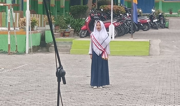Pratiwi Amanda Siswi Kelas 8B Beranikan Diri Menjadi Pemimpin Upacara Pratiwi Amanda Siswi Kelas 8B Beranikan Diri Menjadi Pemimpin Upacara
