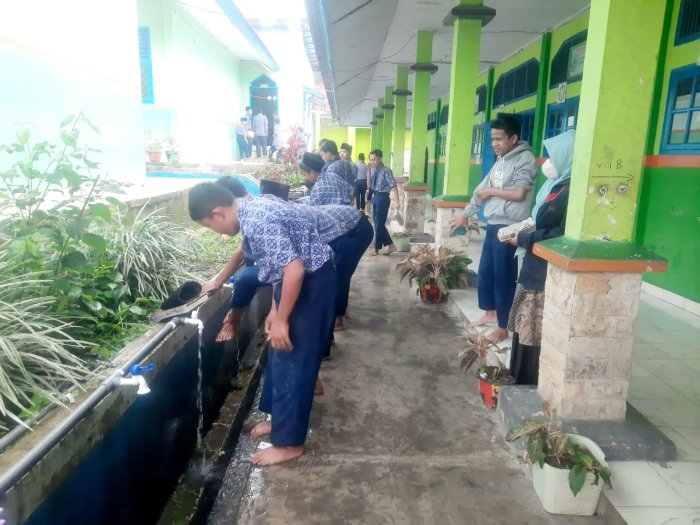 Mulai Hari dengan Kebersihan Batin dan Fisik, Siswa MTsN 6 Kerinci Awali Sholat Dhuha dengan Wudhu