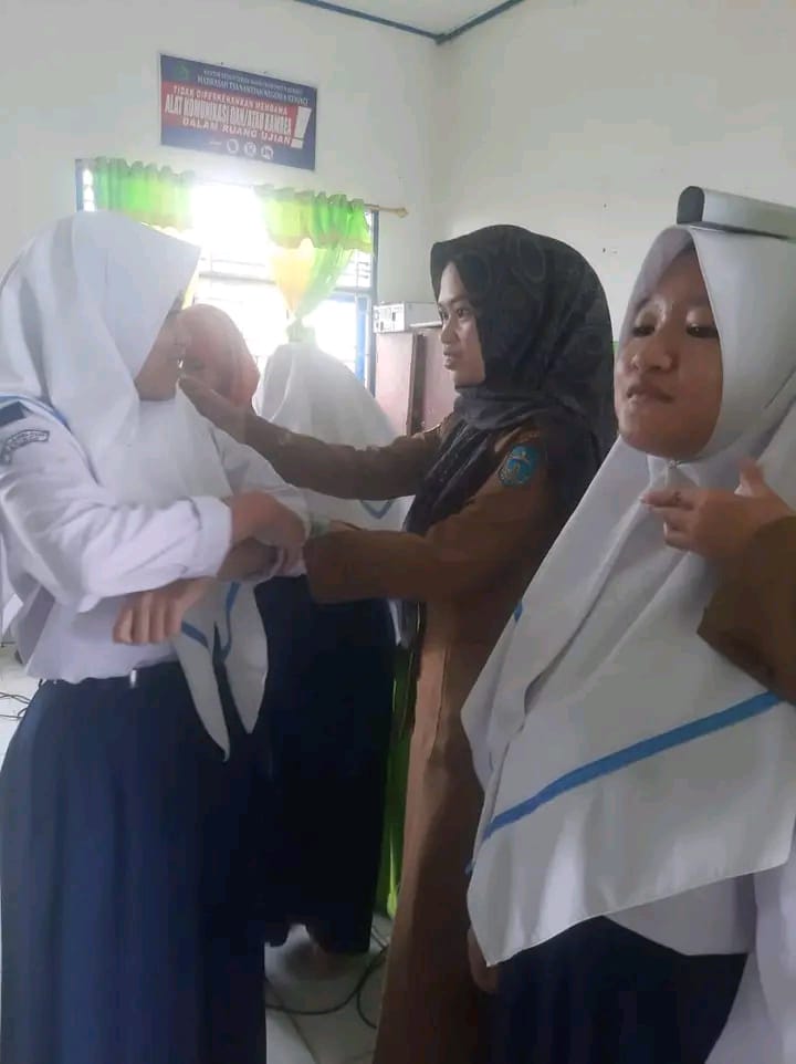 Skrining Kesehatan dan Penyuluhan Kesehatan Dari Puskesmas Semerap di MTs N 6 Kerinci Skrining Kesehatan dan Penyuluhan Kesehatan Dari Puskesmas Semerap di MTs N 6 Kerinci