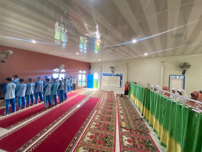 Sholat Dhuha Berjamaah Kelas IX MTsN 6 Kerinci Berlangsung Tertib dan Khusyuk