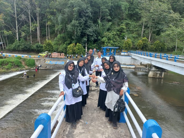 Nikmati Durian Khas Hiang, Rombongan PTK MTsN 6 Kerinci Lanjutkan Silaturahmi di Wisata Irigasi