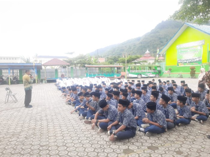 Guru Piket Rafdi Amal, S.Pd Tekankan Pentingnya Kedisiplinan Usai Tadarus Pagi di MTsN 6 Kerinci