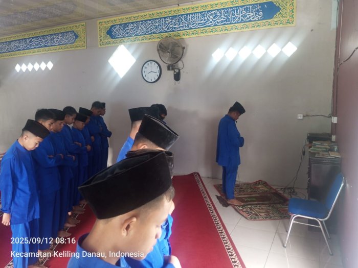 Siswa Kelas IX Laksanakan Giliran Shalat Dhuha di MTs N 6 Kerinci Siswa Kelas IX Laksanakan Giliran Shalat Dhuha di MTs N 6 Kerinci