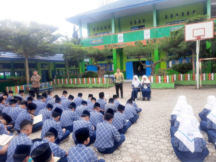 Dua Siswi Kelas VIII E Pimpin Tadarus Pagi MTsN 6 Kerinci dengan Suara Merdu dan Penuh Kekhusyukan Dua Siswi Kelas VIII E Pimpin Tadarus Pagi MTsN 6 Kerinci dengan Suara Merdu dan Penuh Kekhusyukan