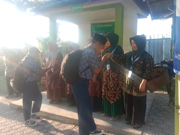 Guru Piket MTsN 6 Kerinci Tegakkan Disiplin dan Ketertiban