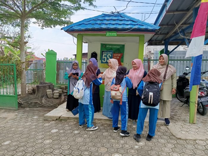 Guru Piket MTsN 6 Kerinci Sambut Siswa dengan 5S di Pintu Gerbang