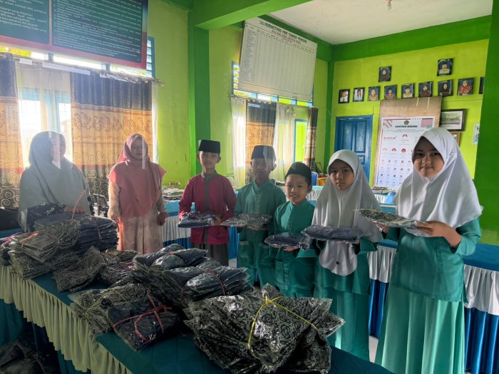 MTsN 6 Kerinci Bagikan Seragam Sekolah Gratis untuk Siswa Baru, Wujud Kepedulian dan Dukungan Pendidikan MTsN 6 Kerinci Bagikan Seragam Sekolah Gratis untuk Siswa Baru, Wujud Kepedulian dan Dukungan Pendidikan