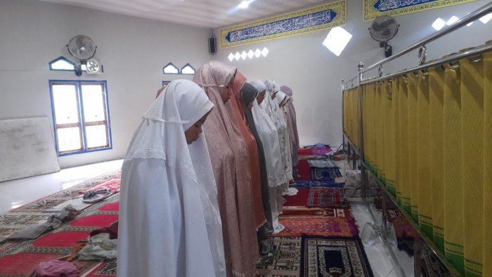 Siswa Kelas IX MTsN 6 Kerinci Laksanakan Sholat Dhuha Bersama di Musholla Madrasah Siswa Kelas IX MTsN 6 Kerinci Laksanakan Sholat Dhuha Bersama di Musholla Madrasah