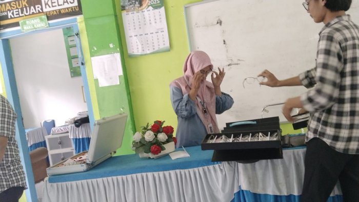 Guru dan Tenaga Administrasi Ikuti Cek Mata Gratis dan Membeli Kacamata Baca Guru dan Tenaga Administrasi Ikuti Cek Mata Gratis dan Membeli Kacamata Baca