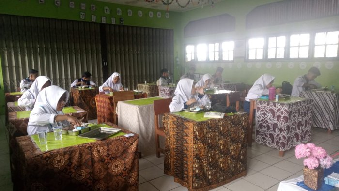 Siswa Kelas VIII B Menikmati Program Makanan Bergizi Gratis dengan Lahap dan Penuh Sukacita
