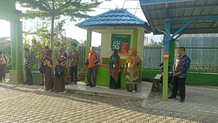 Kegiatan Rutin Pemeriksaan Kuku dan Seragam di Kamis Pagi Kegiatan Rutin Pemeriksaan Kuku dan Seragam di Kamis Pagi