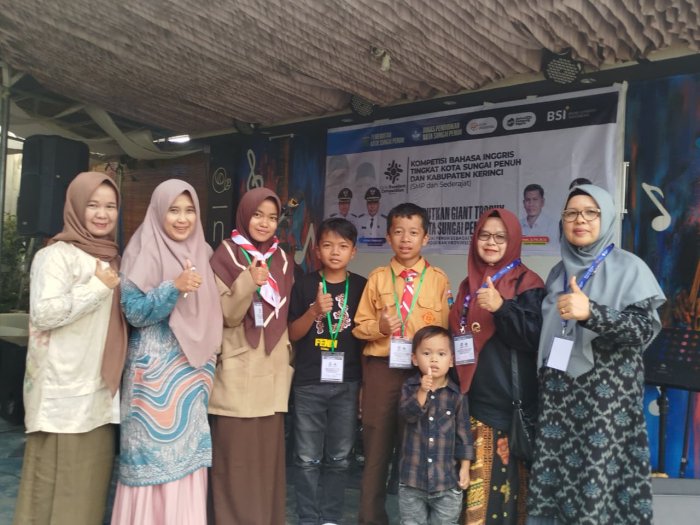 Cerdas dan percaya diri, Tiga Siswa Terbaik MTsN 6 Kerinci tantang speelling bee bergengsi