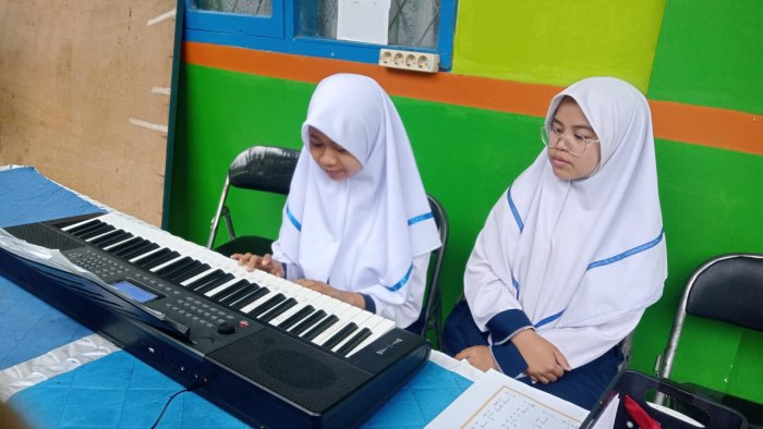 Jemari Lentik Dafania Azira, Didampingi Syafira Azilya Salfa Iringi Lagu Kebangsaan di MTsN 6 Kerinci