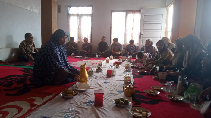 Keluarga Besar MTsN 6 Kerinci Sambut Kepulangan Tenaga Kependidikan Usai Menunaikan Ibadah Umroh