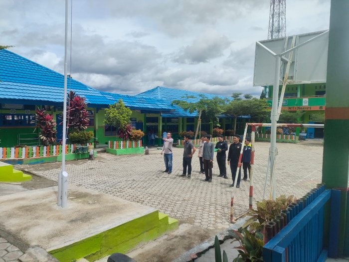 Demi Penghormatan Tertinggi, Guru-Guru MTsN 6 Kerinci Berlatih Kompak Membawa Bendera di Bawah Terik Matahari