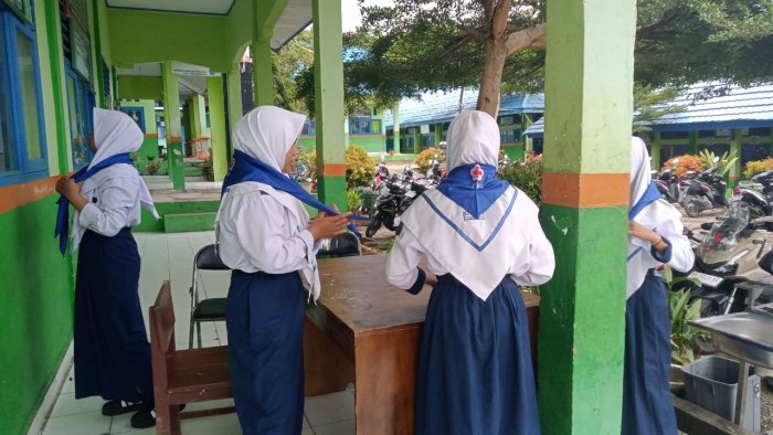 PMR MTsN 6 Kerinci Siapsiaga Dampingi Siswa pada Pelaksanaan Upacara Bendera