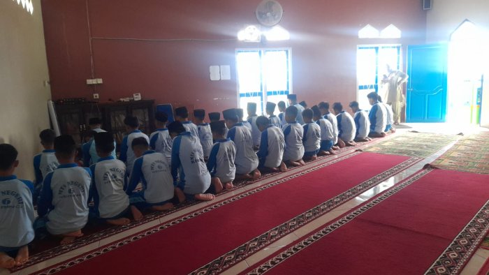 Sholat Dhuha Sabtu Pagi di MTsN 6 Kerinci Berjalan Tertib dan Penuh Kekhusyukan Sholat Dhuha Sabtu Pagi di MTsN 6 Kerinci Berjalan Tertib dan Penuh Kekhusyukan