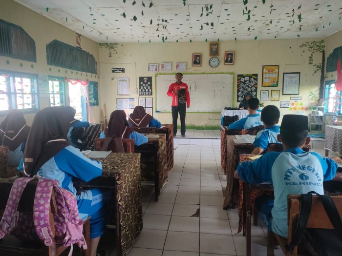 Sosialisasi KOMPAC 2025, Guru MTsN 6 Kerinci Dorong Siswa Antusias Belajar Matematika Sosialisasi KOMPAC 2025, Guru MTsN 6 Kerinci Dorong Siswa Antusias Belajar Matematika