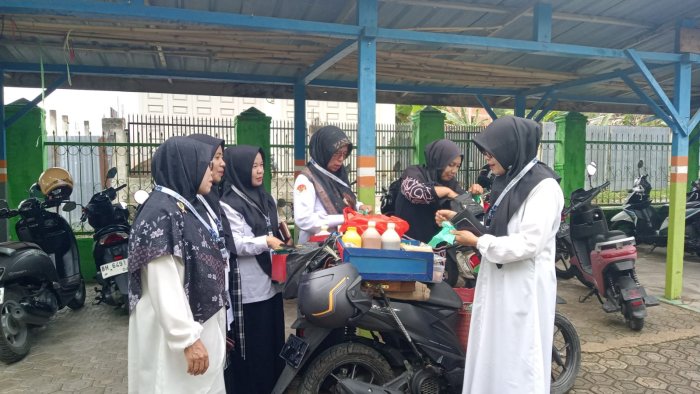 Guru dan Pegawai Galakkan Minuman Sehat, Berbondong Konsumsi Jamu