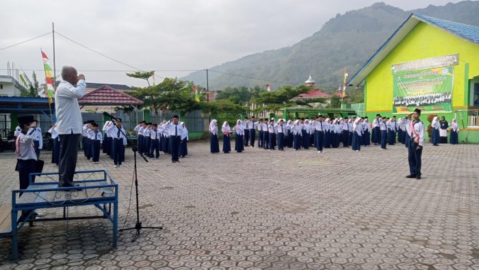 Kelas 7B Sukses Jalankan Tugas Sebagai Petugas Upacara, Wali Kelas Merasa Bangga