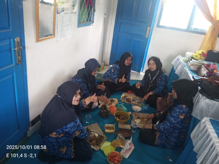 Guru MTsN 6 Kerinci Gelar Sarapan Bersama, Tukar Lauk Pauk Tingkatkan Keakraban Guru MTsN 6 Kerinci Gelar Sarapan Bersama, Tukar Lauk Pauk Tingkatkan Keakraban